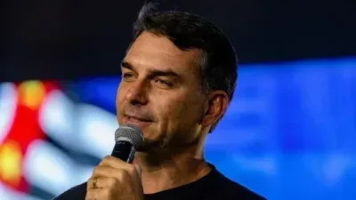 Flávio Bolsonaro acusa “roubalheira” na cúpula do STF durante encontro com empresários; veja vídeo