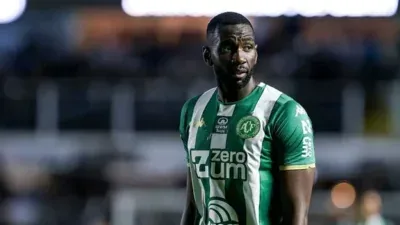 VÍDEO: Bolasie faz piada com jogador do Cruzeiro após choque que terminou em cirurgia