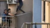 Homens improvisam ponte para resgatar vizinhos de prédio tomado por fumaça; veja vídeo