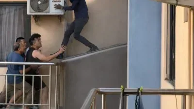Homens improvisam ponte para resgatar vizinhos de prédio tomado por fumaça; veja vídeo