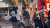 Homem é atropelado por carro enquanto atravessava a rua em Querência; veja vídeo