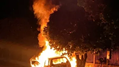Carro explode e é destruído em incêndio em São José do Rio Claro; veja vídeo