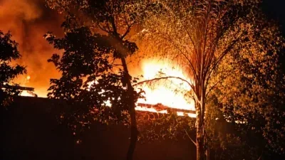 Incêndio toma fábrica e assusta moradores durante a madrugada; Veja vídeo