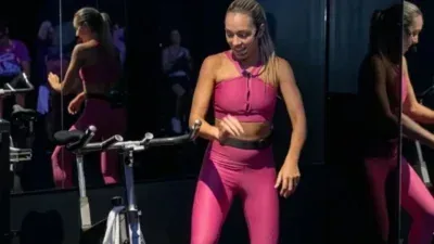 Professora de bike indoor dá show ao dançar lambadão durante aula em Cuiabá; veja vídeo