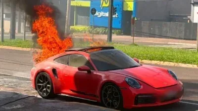 Pai e filho escapam após Porsche de R$ 1 milhão pega fogo; veja vídeo