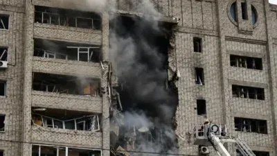Moradores ficam presos após ataque com míssil destruir prédio; veja vídeo