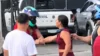 Discussão de casal provoca aglomeração que para trânsito; veja vídeo