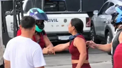 Discussão de casal provoca aglomeração que para trânsito; veja vídeo