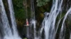 Mergulhadores saltam de cachoeira de 22 metros em competição. veja vídeo