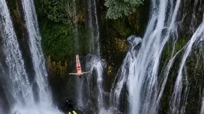 Mergulhadores saltam de cachoeira de 22 metros em competição. veja vídeo