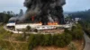 Incêndio atinge empresa e gera nuvem de fumaça; veja vídeo
