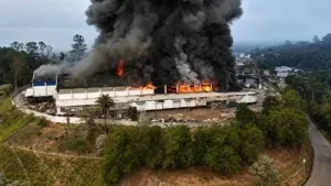 Incêndio atinge empresa e gera nuvem de fumaça; veja vídeo