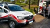 Homem pelado causa confusão em motel e bate carro contra portão; veja vídeo