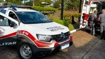 Homem pelado causa confusão em motel e bate carro contra portão; veja vídeo