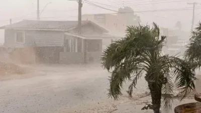 Chuva forte e ventania destelham casas e causam estragos em Espigão D’Oeste; veja vídeo