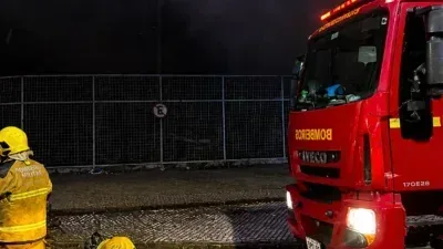 Prédio abandonado pega fogo e Defesa Civil verifica riscos na estrutura; veja vídeo