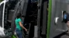Mais de 20 pessoas ficam feridas após ônibus atingir árvore e capotar; veja vídeo