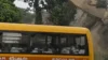 Ônibus com crianças escapa por segundos de caixa d’água que desaba; veja vídeo