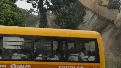 Ônibus com crianças escapa por segundos de caixa d’água que desaba; veja vídeo