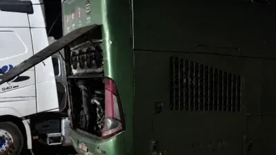 Água toma conta de ônibus enviado para transportar passageiros após incêndio; veja vídeo
