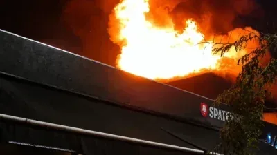 Fogo toma casa de eventos durante festa de 15 anos e público é retirado às pressas; veja vídeo