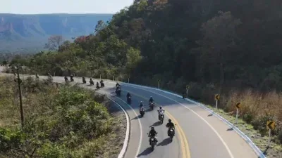 Motociclistas tomam estrada de Chapada dos Guimarães em motociata pelo agosto lilás; veja vídeo