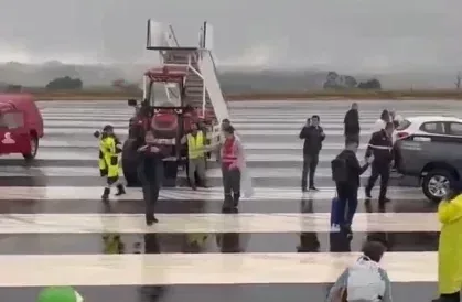 Avião com 151 pessoas sai da pista durante pouso e vai parar na grama; Veja vídeo