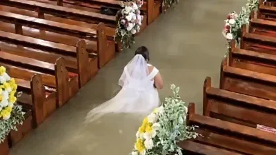 Noivos enfrentam igreja inundada e se casam com água na cintura após recusarem adiar cerimônia; veja vídeo