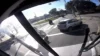 Homem persegue ônibus após buzina, arremessa pedra e acerta motorista dentro do coletivo; veja vídeo
