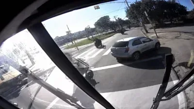 Homem persegue ônibus após buzina, arremessa pedra e acerta motorista dentro do coletivo; veja vídeo