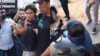 Cinegrafista é derrubado durante saída de motorista investigado pela morte de entregador em Cuiabá; veja vídeo