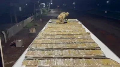 Fundo falso no teto de caminhão esconde 1,6 tonelada de maconha; Veja vídeo