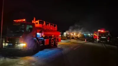 Carreta carregada de algodão tomba e pega fogo na BR-364 em Rondonópolis; veja vídeo