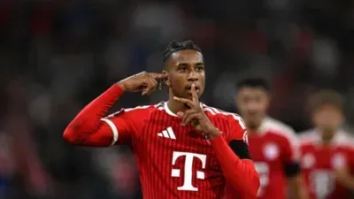 VÍDEO: Olise transforma entrevista após goleada do Bayern em cena inusitada nas redes sociais