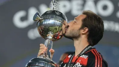 Viña troca River Plate pelo Cruzeiro e chega regularizado para reforçar equipe no Brasileirão