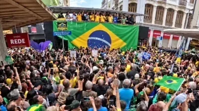 Mulher denuncia importunação sexual durante protesto de Flávio Bolsonaro; Veja vídeo