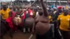 Caçador nigeriano afirma ter “pele de ferro” durante demonstração com lâminas; Veja vídeo