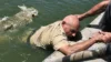 Tratador morre após crocodilo morder sua perna e permanecer agarrado por mais de uma hora; veja vídeo