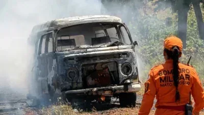 Kombi pega fogo em chácara e chamas avançam sobre vegetação em Sorriso; veja vídeo