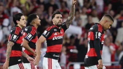 Flamengo derruba Corinthians no Maracanã com gol aos 43 e reassume liderança do Brasileirão; veja os gols