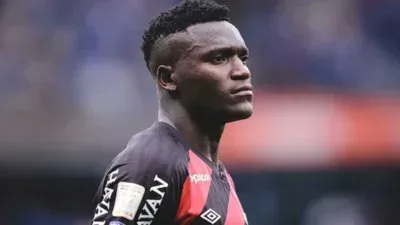 Ataques racistas contra Kevin Viveros após Atletiba levam Athletico-PR a cobrar responsabilização