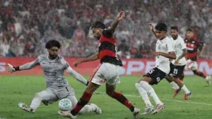 Flamengo assume melhor campanha do segundo turno e vê Corinthians afundar na lanterna
