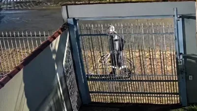 Homem entra em residência e furta bicicleta em Primavera do Leste; veja vídeo