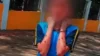 Ataque de abelhas causa correria perto de escola e motoboy resgata criança; Veja vídeo