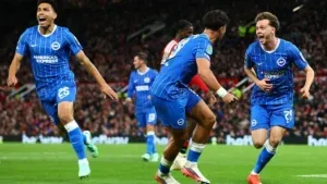 Manchester United abre 2 a 0, leva virada do Brighton e cai na Copa da Liga Inglesa; veja os gols