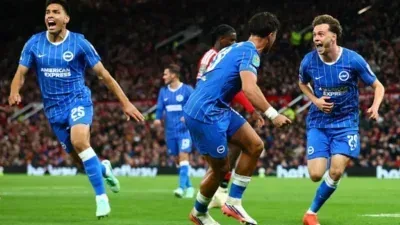 Manchester United abre 2 a 0, leva virada do Brighton e cai na Copa da Liga Inglesa; veja os gols