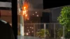 Poste pega fogo, solta faíscas e afeta energia de restaurante em Cuiabá; veja vídeo