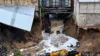 Ponte é parcialmente destruída pela força de rio após chuvas e autoridades temem acidentes fatais; veja vídeo