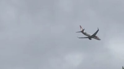 Turbina de avião da Gol solta chamas após colisão com pássaro e voo retorna; veja vídeo