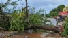 Temporal derruba postes, deixa moradores sem energia e causa estragos em Cáceres; veja vídeo